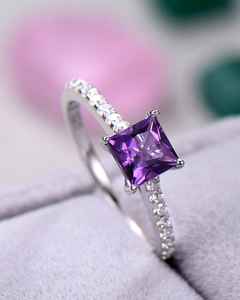 Bague de fiançailles en améthyste violette, taille princesse, or blanc 14 carats, argent sterling, ensemble de mariage minimaliste - Product Image 5