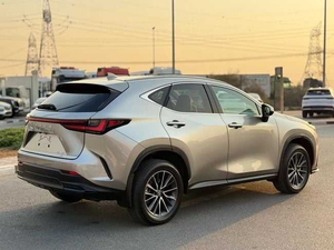 2023 Usado para Camioneta, Transmisión Automática, Motor de Gasolina 4L, Interior de Cuero Oscuro, Llantas de Aluminio R20, Euro VI - Product Image 4