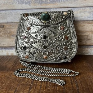 Bolso de Mano de Metal Rojo Hecho a Mano con Detalles Plateados y Motivos Florales Monedero Étnico para Bodas Fiestas Festivas y Ocasiones - Product Image 3