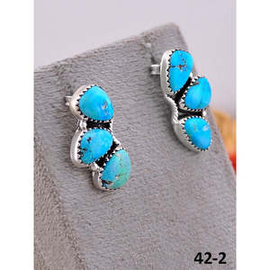 Boucles d'oreilles clous artisanales en argent sterling et turquoise, serties à la main, style Southwest - Product Image 2