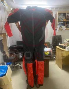Nuevo Traje de Motociclismo para Carreras en Rojo y Negro, Impermeable y Cómodo para Entrenamiento en Moto - Product Image 1