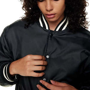 แจ็คเก็ตหนังคุณภาพพรีเมียม แจ็คเก็ตเบสบอลแบบวิทยาลัยผ้าซาตินสวมใส่สบาย คุณสมบัติกันน้ำ สไตล์ฤดูหนาว ขนเฟอร์ ขายส่ง - Product Image 5