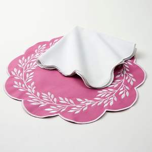 Manteles individuales de lino bordados hechos a mano por artesanos que garantizan un estilo duradero y encanto para cada mesa de comedor - Product Image 4