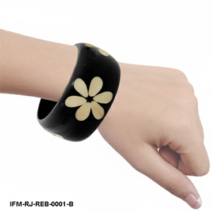 Bracelet tendance en résine, bracelet floral noir et blanc audacieux, accessoire artisanal épais, cadeau pour elle - Product Image 5