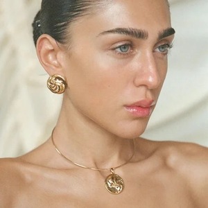 Pendientes de moda de la mejor calidad para mujer con diseño elegante, estilo ligero y cómodo - Product Image 3