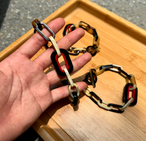 Brazalete de cuerno de búfalo de Vietnam hecho a mano para mujer, accesorio de moda en forma de cadena personalizado - Product Image 1