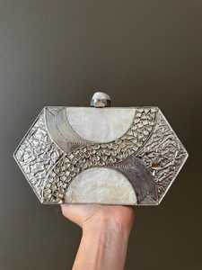 Pochette Métallique Luxueuse Chatoyante pour Femmes Parfaite pour les Soirées Design Unique Sac de Soirée avec Chaîne - Product Image 4