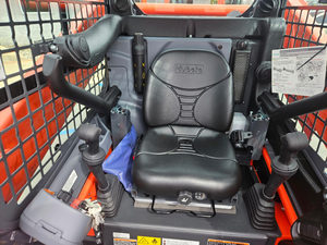 ห้องโดยสารรถตักขนาดเล็ก เบาะนั่งสีดำ รถตักล้อยาง Kubota รุ่น SVL65-2 เครื่องยนต์ดีเซล - Product Image 1