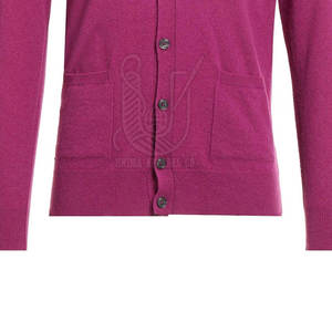 เสื้อคาร์ดิแกนผู้ชายแฟชั่น ทรงเข้ารูป ผ้าถัก ระบายอากาศดี ปักโลโก้ด้านหน้า ติดกระดุม สำหรับฤดูใบไม้ร่วงและฤดูหนาว ผลิตในปากีสถาน - Product Image 5