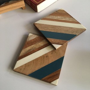 Dessous de verre en bois de noyer noir et époxy faits à la main Dessous de verre carrés en bois d'acacia multifonctionnels faits à la main - Product Image 5