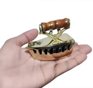 VENTE SPÉCIALE NOUVELLE SHOWPIECE DE CONCEPTION!! Mini cendrier en laiton sculpté à la main avec manche en bois - Product Image 5