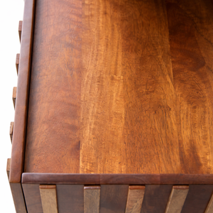 Meuble TV VERTICO en bois de manguier massif à nervures |   Meuble de rangement pour salon avec 2 étagères et 2 compartiments |   Hôtel Moderne - Product Image 2