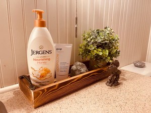 Plateau de service rectangulaire en bois fait main sur mesure avec motif floral, poignées en métal écologiques pour la cuisine et l'extérieur - Product Image 5