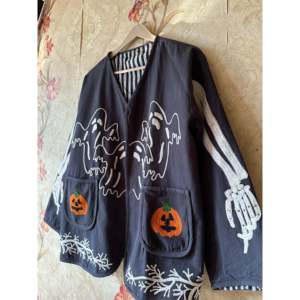 Veste en cuir PU matelassée légère et élégante sur le thème d'Halloween, avec logo personnalisé, col à capuche et décoration patchwork - Product Image 3