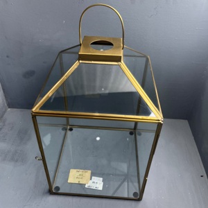 Farol de vela decorativo hecho de latón y vidrio con acabado en latón. - Product Image 3