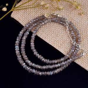 Collier en cristal de labradorite bleu chatoyant - Product Image 4