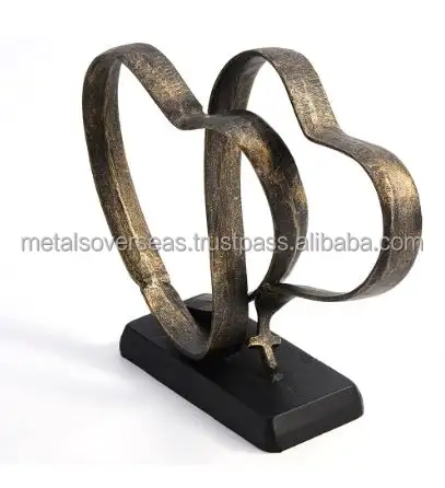 Venta caliente Escultura de mesa familiar Aniversario de bodas Regalo de parejas Dos corazones y escultura de hierro cruzada