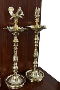 Soporte de lámpara de aceite de latón dorado tradicional hecho a mano Mayur lámpara de aceite del sur de la India para templo decoración del hogar tamaño-12 pulgadas - Product Image 3