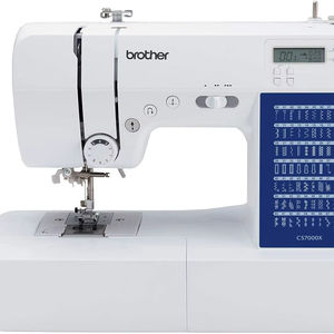 Meilleur prix pour la machine à coudre et à matelasser informatisée Brothers CS7000X, 70 points intégrés, écran LCD, table large, 10 accessoires inclus - Product Image 1