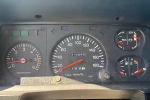 Aston Martin B-M-W Série 3 330i xDrive 2023 avec sièges en cuir, pneus R18, transmission automatique - Product Image 5