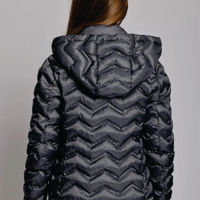 Manteau matelassé à capuche imperméable en peau de mouton écologique légère pour femmes Essentials (disponible en grandes tailles)