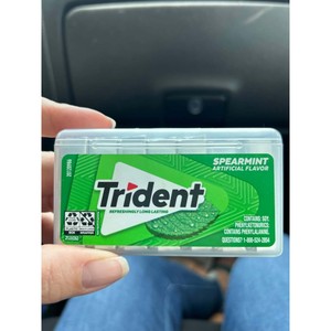 Chewing-gum multicolores sans sucre Tropical Twist 14 bâtonnets Saveur fruitée Boîte à mâcher Triident - Product Image 1