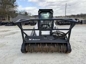 Chargeuse-pelleteuse Bobcat T770 avec moteur Kubota, capacité de charge nominale de 200 tonnes, équipée d'une tête de broyeur forestier hydraulique - Product Image 5