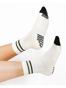 Chaussettes de yoga antidérapantes Crew avec logo personnalisé Conception rayée Coton respirant pour Pilates Vente en gros personnalisée Usine certifiée Vietnam - Product Image 4