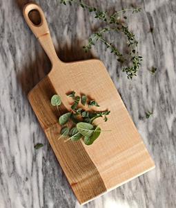 Planche à découper réversible en bois avec un fini en détresse offrant une surface à double usage pour couper et servir - Product Image 1