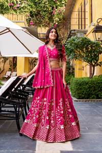 Conjunto de Lehenga de Lujo con Lentejuelas de Diseño Rosa Natural de Seda con Bordado de Hilo - Product Image 2