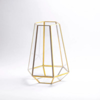 Vase en verre artisanal durable pour bureau avec cadre métallique pour plantes et fleurs (vente en gros)