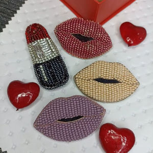 Porte-clés perlé à la main pour femmes, breloque de sac perlée brodée de qualité supérieure, breloque de sac perlée brodée à la main - Product Image 1