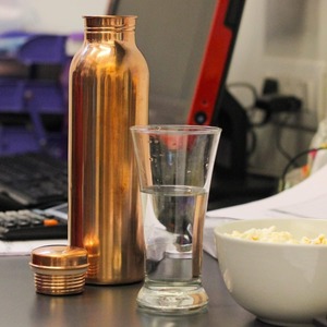 Botella de agua de cobre puro de calidad superior 1000ml Vasos ayurvédicos hechos a mano para la salud y el bienestar disponibles a buen precio - Product Image 4