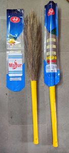 Escobas Industriales de Alta Resistencia de 42 Pulgadas para Limpieza en Seco de Pisos, Mango de Plástico y Fibra de Coco - Product Image 3