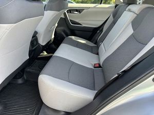 รถยนต์มือสองสภาพดี ปี 2022 RAV4 XLE FWD SUV เครื่องยนต์ 2.5 ลิตร เกียร์อัตโนมัติ 14 สปีด พร้อมขาย - Product Image 3