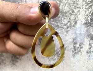 Boucles d'oreilles pas chères en corne de buffle style bohème, légères et écologiques pour femmes, bijoux longs et imposants, artisanat naturel - Product Image 4