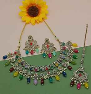 Nouveau design plaqué or traditionnel goutte perle & Kundan clouté boucle d'oreille Mangtika collier ras du cou ensemble et ensemble de bijoux pour femme - Product Image 1