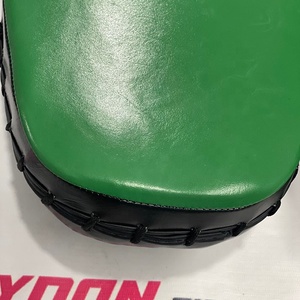 Guantes de Entrenamiento Negros y Verdes Personalizados de Nuevo Diseño, Guantes de Boxeo OEM Personalizados, Almohadillas Curvas para Entrenamiento de Kickboxing y Combate - Product Image 2