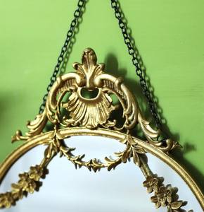 Miroir mural orné doré : Miroir en métal féminin à la française - Product Image 1