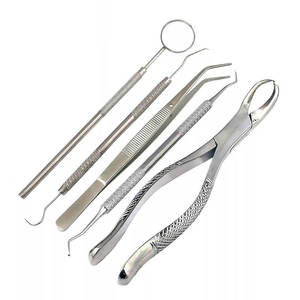 Ensemble d'instruments chirurgicaux dentaires : Miroir, sonde exploratrice, pinces, forceps d'extraction en acier inoxydable argenté avec poignée moletée, Classe I - Product Image 1