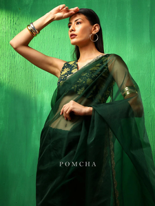 ADAA IDIKA Saree élégant en organza vert émeraude avec bordure ornée et chemisier non cousu pour tenue de fête et look de mariage - Product Image 5