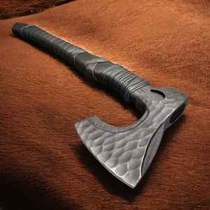 Hache Viking artisanale de qualité supérieure, fabrication OEM, qualité industrielle, barbe, survie en plein air, avec manche en bois pour le camping, avec étui - Product Image 1