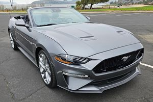 Ford Mustang GT Premium Cabriolet 2021 d'occasion en bon état, 1 propriétaire, boîte manuelle 6 vitesses, moteur Coyote V8 - Product Image 3