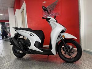 Oferta al Mejor Precio: Motocicleta Eléctrica SH350i Blanca, Scooter Urbana con Asiento Negro y Ruedas de Aleación - Product Image 1