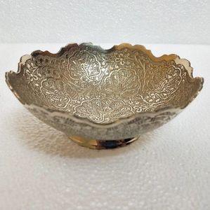 Bol de dattes en métal gravé antique, parfait pour les dîners culturels et les réceptions de mariage somptueuses - Product Image 1