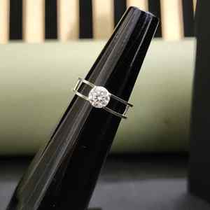 แหวนหมั้นเพชรทรงโซลิแทร์ดีไซน์ล่าสุด สวยงามที่สุด ทำจากหินธรรมชาติ  วัสดุสแตนเลสสตีลชุบทอง 14K  รับรองโดย IGI สำหรับทั้งชายและหญิง - Product Image 1