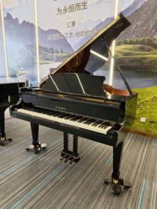 Piano de cola Kawai RX-2MR en excelentes condiciones, entrega rápida, acabado original y elegante, teclas suaves, de segunda mano - Product Image 2