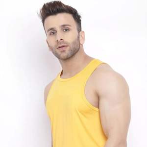 Camiseta sin mangas de rendimiento para hombre, ligera y absorbente de humedad, perfecta para gimnasio, correr y entrenar - Product Image 1