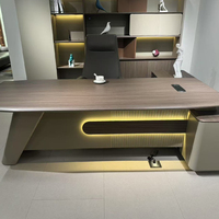 Bureau de direction haut de gamme avec éclairage LED ambiant, grande table de bureau pour manager ou PDG avec armoire latérale pour bureau de PDG