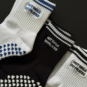 Venta al por mayor de algodón personalizado Happy Designer antideslizante niñas mujeres calcetines antideslizante Crew Yoga Pilates calcetines logotipo personalizado ODM fabricante - Product Image 6